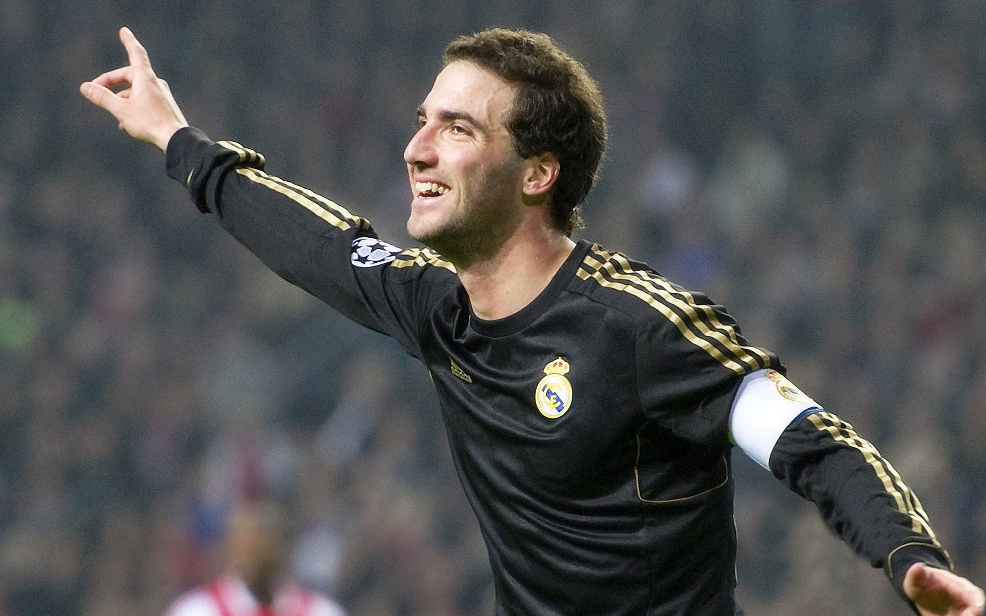 “高新体育中心：世界顶级武术选手齐聚，竞技与文化交织”